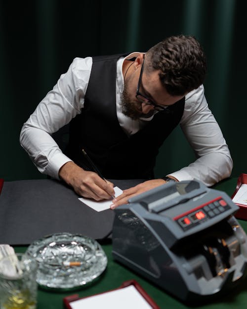 Casinohuone Kolikkopelit: Parhaat Kasinopelitarjonnat Suomalaisille Pelaajille